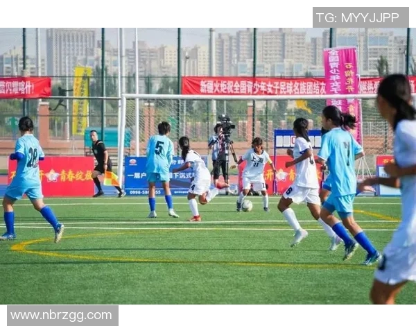 在绿茵场上绽放青春光彩的踢足球女生们的故事与梦想